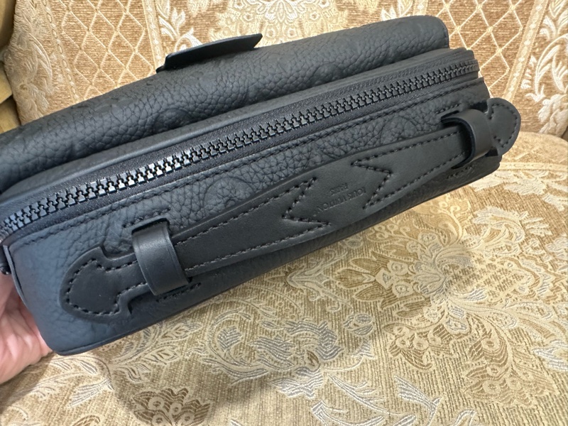 LV 黑牛皮壓紋霧黑釦S LOCK斜背郵差包 M58489-8
