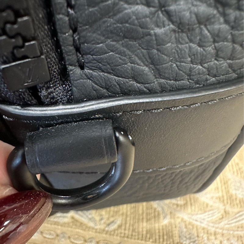 LV 黑牛皮壓紋霧黑釦S LOCK斜背郵差包 M58489-9