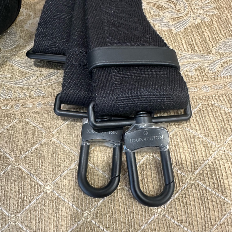 LV 黑牛皮壓紋霧黑釦S LOCK斜背郵差包 M58489-12