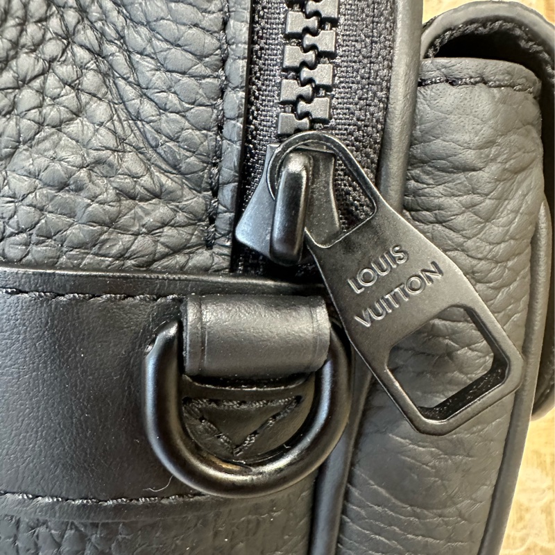 LV 黑牛皮壓紋霧黑釦S LOCK斜背郵差包 M58489-13