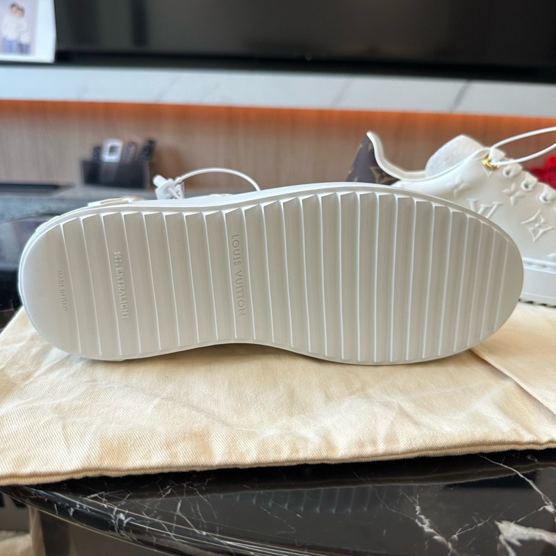 閒置新未使用LV/路易威登 白色老花滿印 time out 系帶圓頭低幫板鞋 松糕鞋 36碼  有塵袋-4