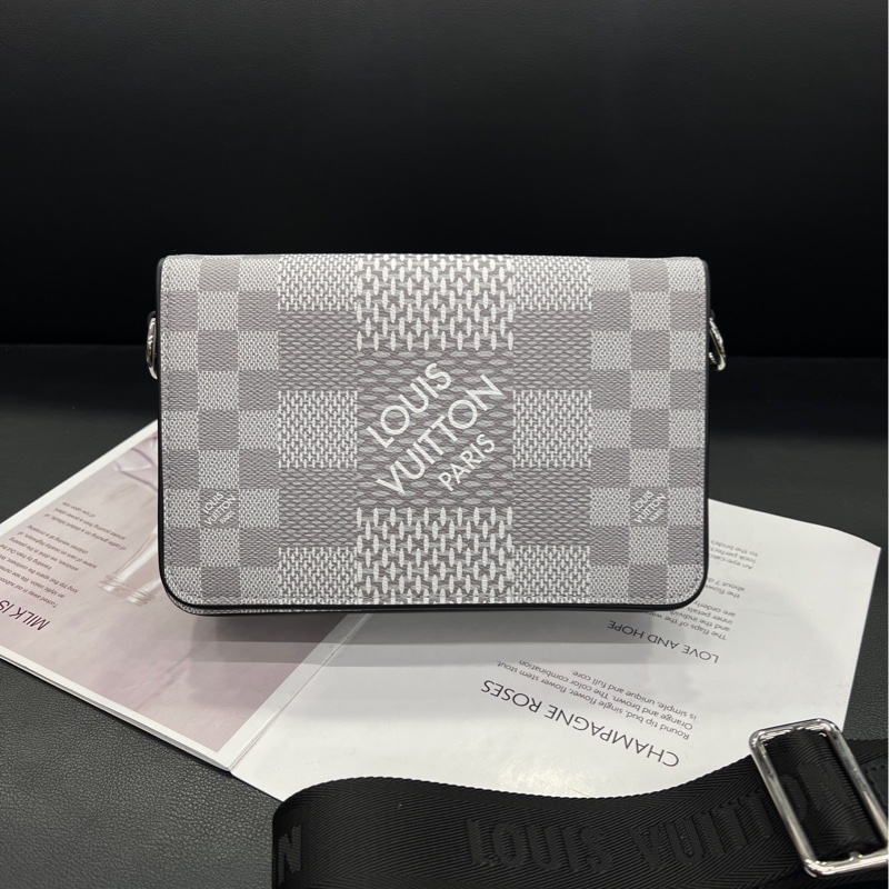 Lv 芯片款冰银色棋盘格Studio邮差斜挎W281#  尺寸23*15*5-3