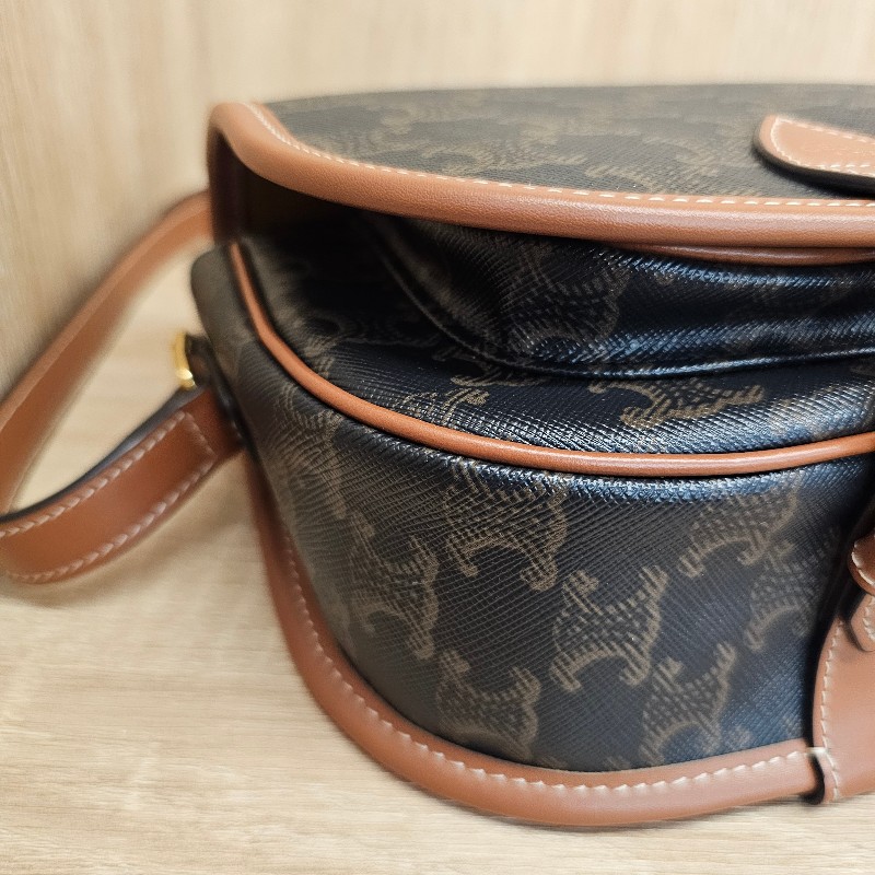 [熱門好物甜價出🎁平台最甜新年回饋❣️] Celine老花金釦斜背馬鞍包-8