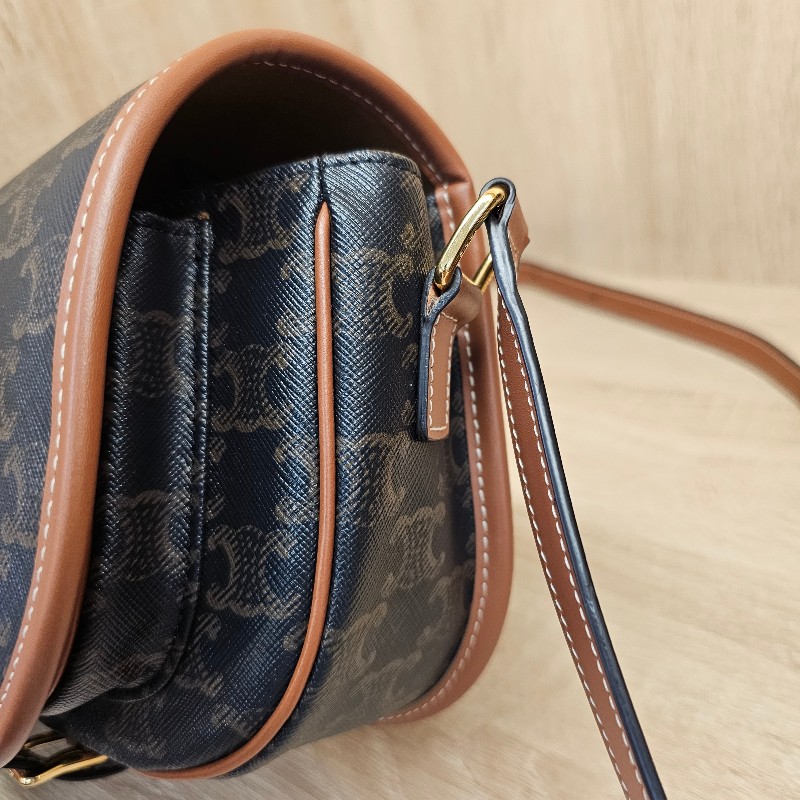 [熱門好物甜價出🎁平台最甜新年回饋❣️] Celine老花金釦斜背馬鞍包-12