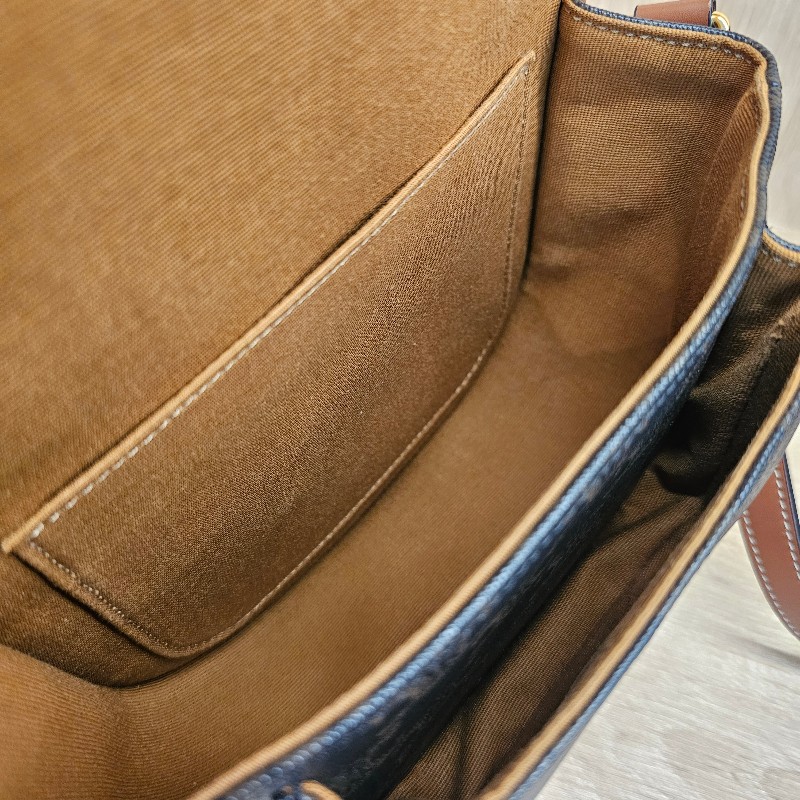 [熱門好物甜價出🎁平台最甜新年回饋❣️] Celine老花金釦斜背馬鞍包-16