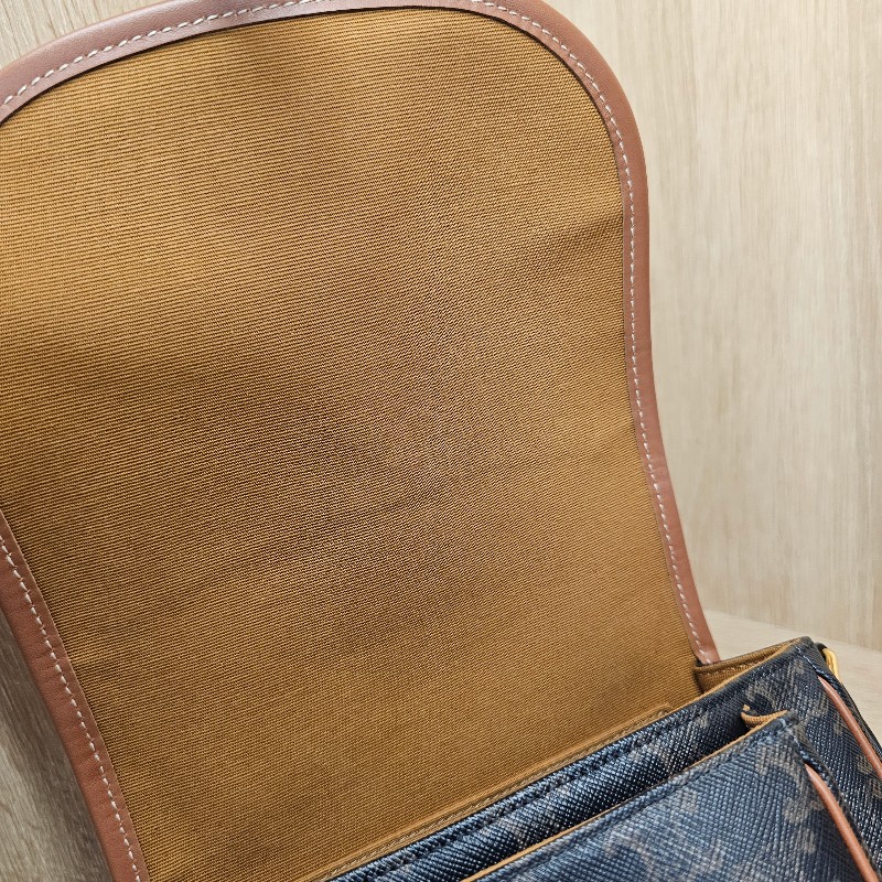 [熱門好物甜價出🎁平台最甜新年回饋❣️] Celine老花金釦斜背馬鞍包-21