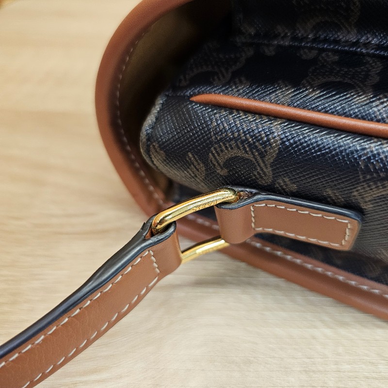 [熱門好物甜價出🎁平台最甜新年回饋❣️] Celine老花金釦斜背馬鞍包-22