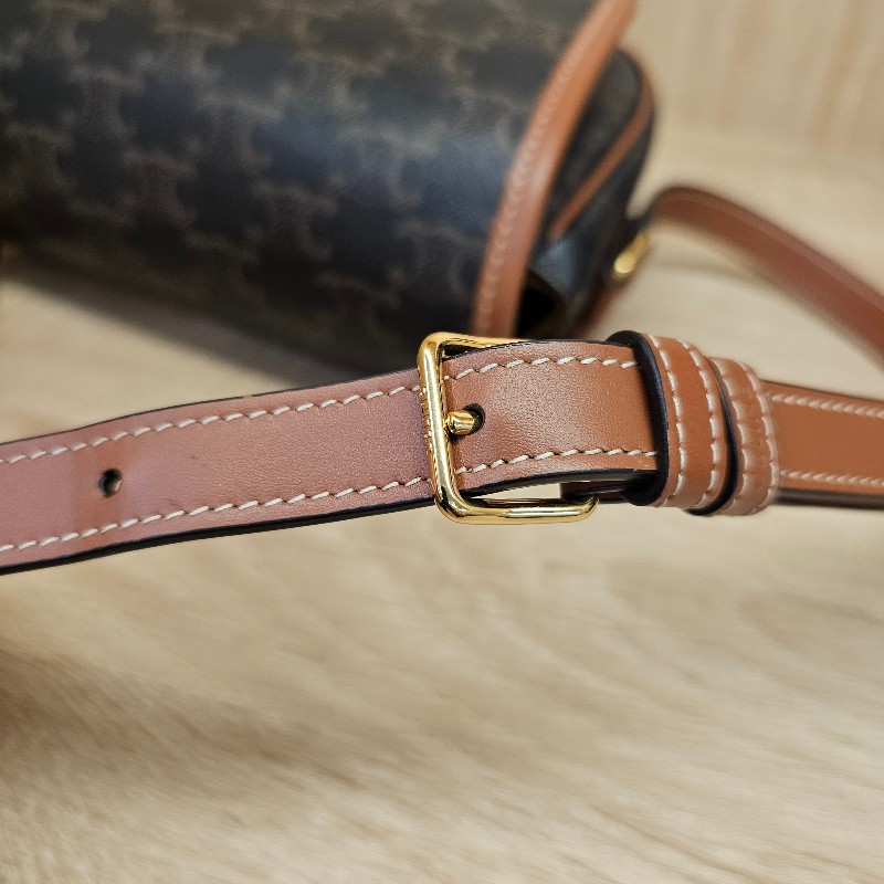 [熱門好物甜價出🎁平台最甜新年回饋❣️] Celine老花金釦斜背馬鞍包-23