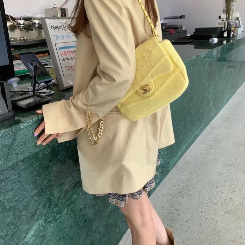 Chanel 黃色coco牛仔布方胖子肩背包17*22*9cm 全新閒置配件塵袋-0