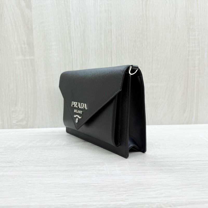 PRADA黑色牛皮銀釦信封下蓋斜背包1BP020-2
