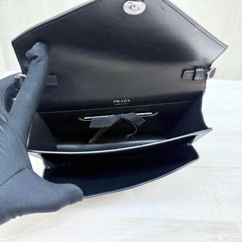 PRADA黑色牛皮銀釦信封下蓋斜背包1BP020-6