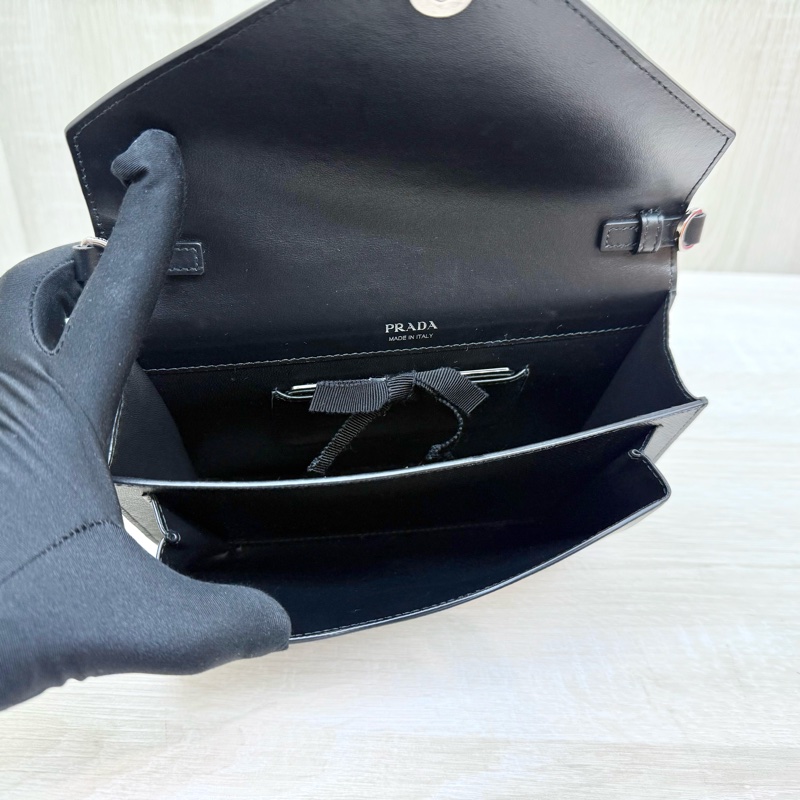 PRADA黑色牛皮銀釦信封下蓋斜背包1BP020-7