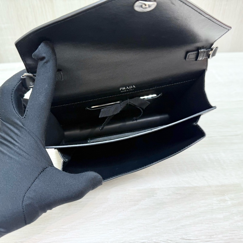 PRADA黑色牛皮銀釦信封下蓋斜背包1BP020-8