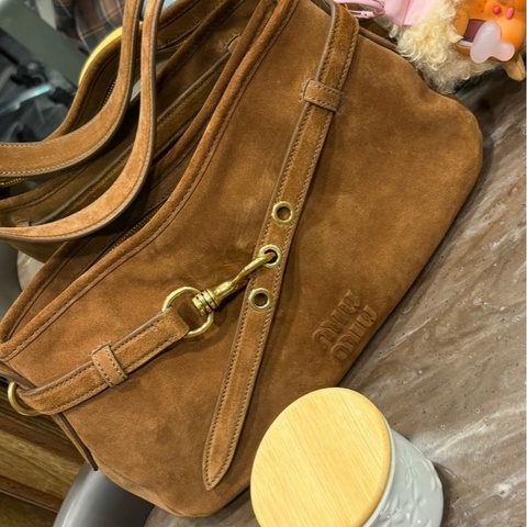 (9.5成新）miu miu麂皮肩背包 aventure Miumiu