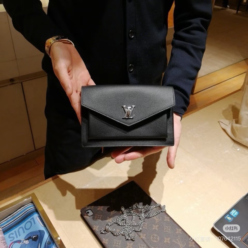大全配🈶台灣購證❤️ #lv #lockme #黑銀 #牛皮 #woc-3