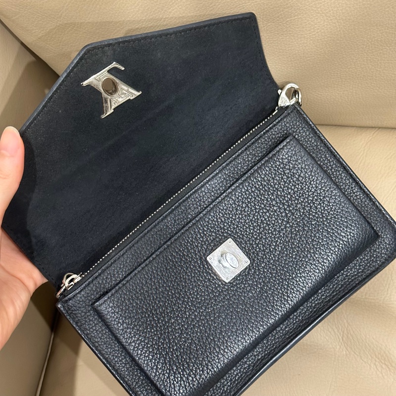 大全配🈶台灣購證❤️ #lv #lockme #黑銀 #牛皮 #woc-15