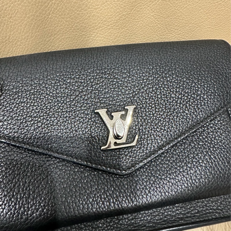 大全配🈶台灣購證❤️ #lv #lockme #黑銀 #牛皮 #woc-19