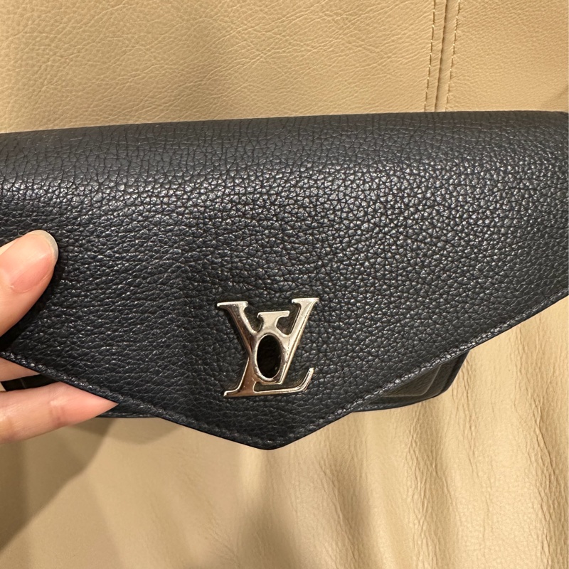 大全配🈶台灣購證❤️ #lv #lockme #黑銀 #牛皮 #woc-20