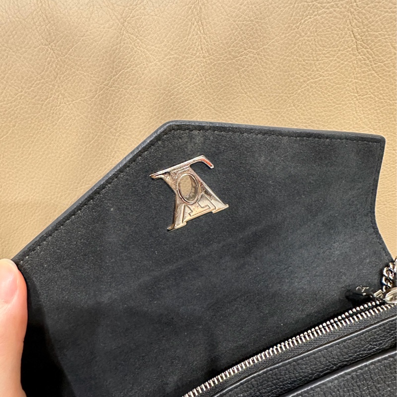 大全配🈶台灣購證❤️ #lv #lockme #黑銀 #牛皮 #woc-21