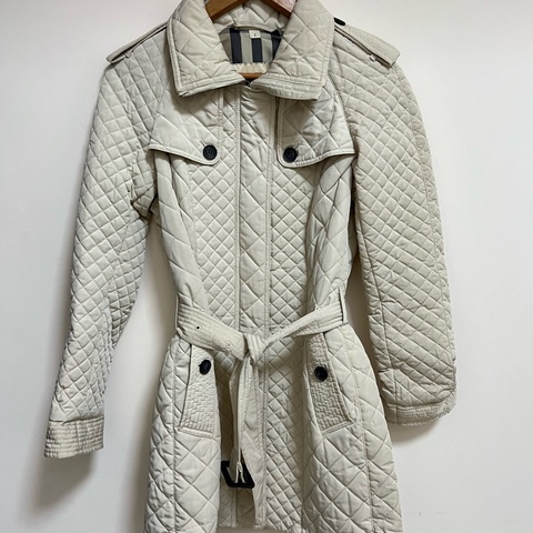 Burberry London 米色絎縫風衣-Nova 格紋內襯 原價2折出售 經典必備不退流行