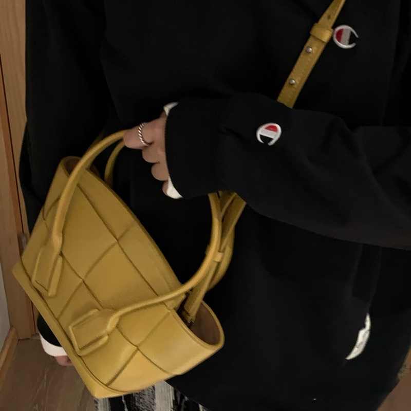 BV芥末黃小牛皮大編織ARCO 29手提側背包-2