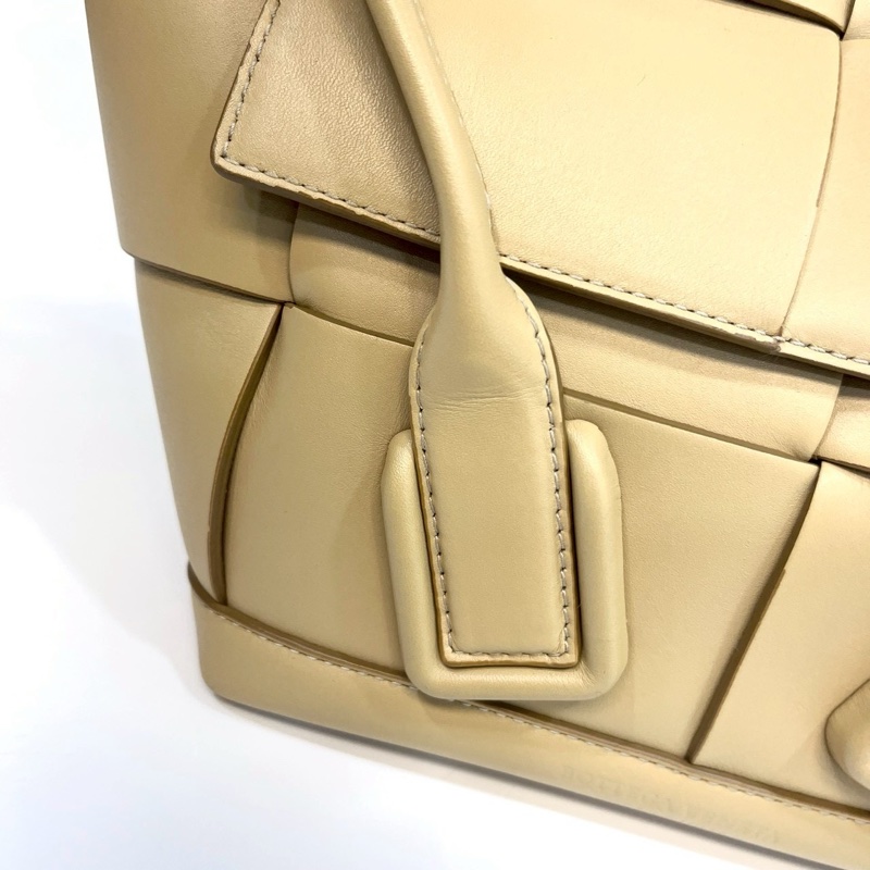 BV芥末黃小牛皮大編織ARCO 29手提側背包-14