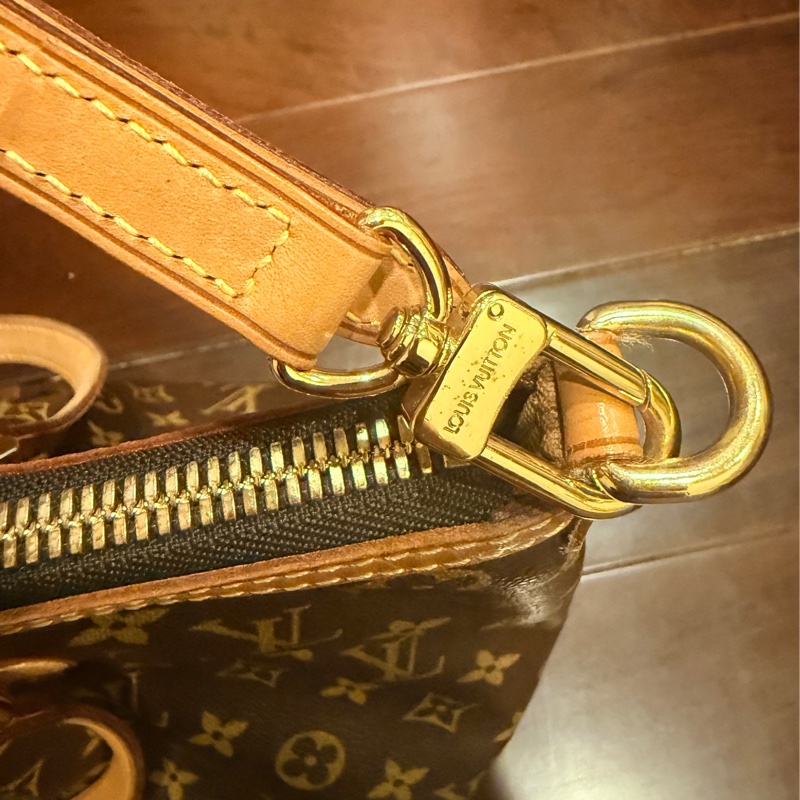 Louis Vuitton Palermo PM Monogram 帆布手提/肩背包。-32