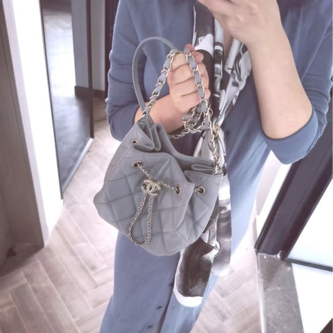 Chanel 21B灰色鴛鴦扣水桶包15.5×17.5×12 芯片款 98新配件塵袋