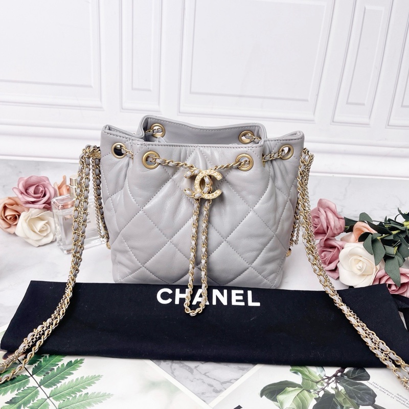 Chanel 21B灰色鴛鴦扣水桶包15.5×17.5×12 芯片款 98新配件塵袋-1