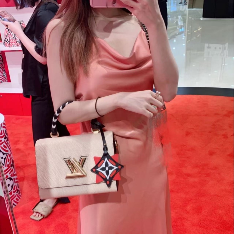 LV Twist米拼黑手提斜背包23×17×10cm 98新配件盒子塵袋鏡子-0