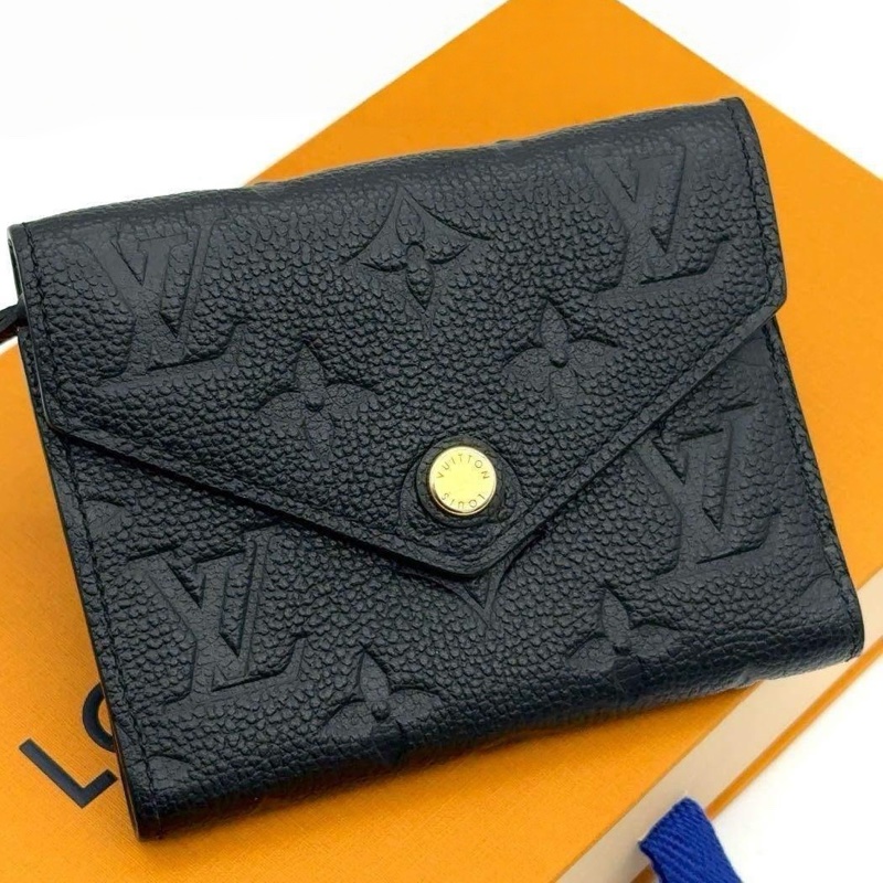🌷LouisVuitton 壓紋短夾錢包 ｜經典花紋✦fufu style 精品✦ 氣質款｜-0
