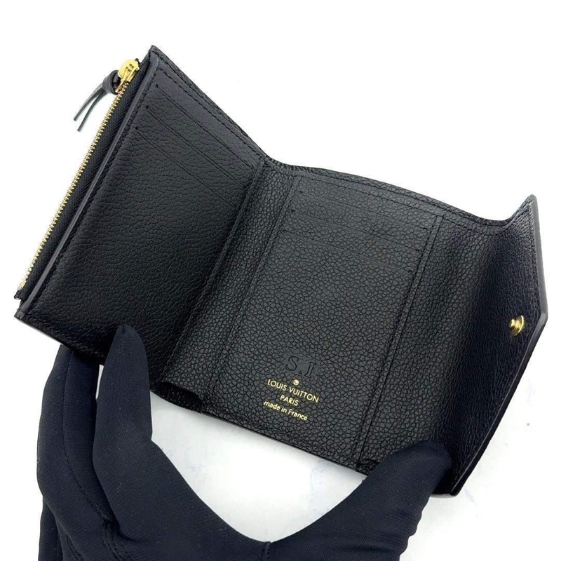 🌷LouisVuitton 壓紋短夾錢包 ｜經典花紋✦fufu style 精品✦ 氣質款｜-4