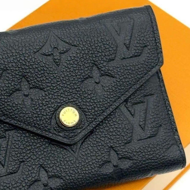 🌷LouisVuitton 壓紋短夾錢包 ｜經典花紋✦fufu style 精品✦ 氣質款｜-6