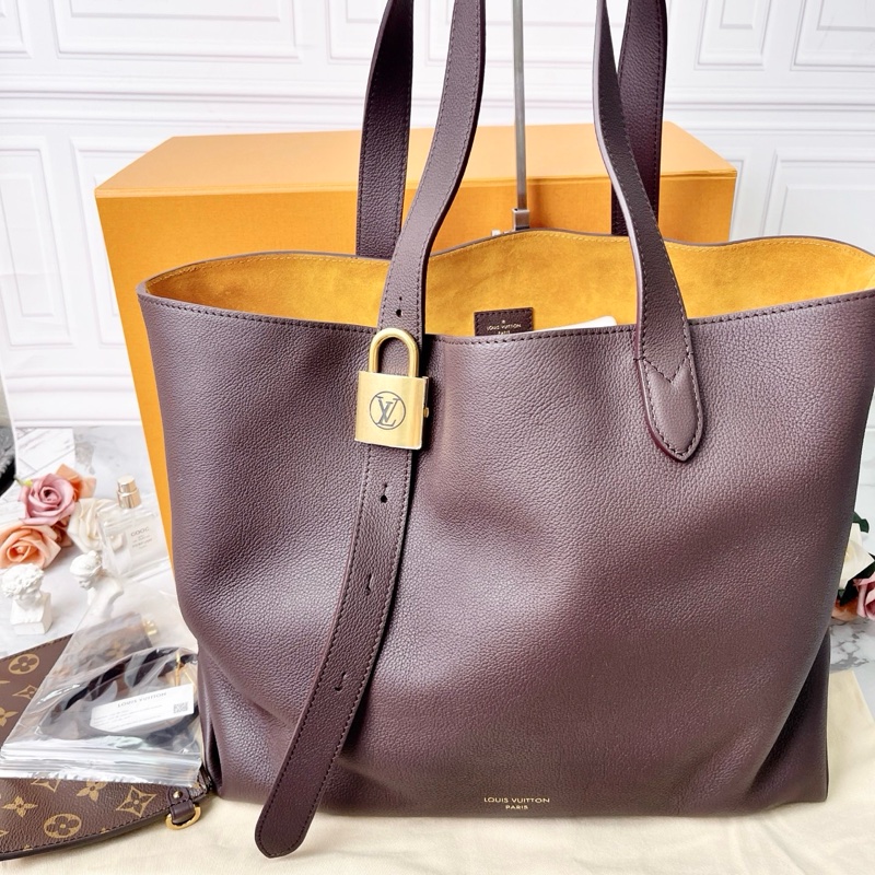 LV LOW KEY CABAS巧克力色小牛皮金色鎖頭手提肩背包14×30×14cm 全新閒置配件購證塵袋盒子-1