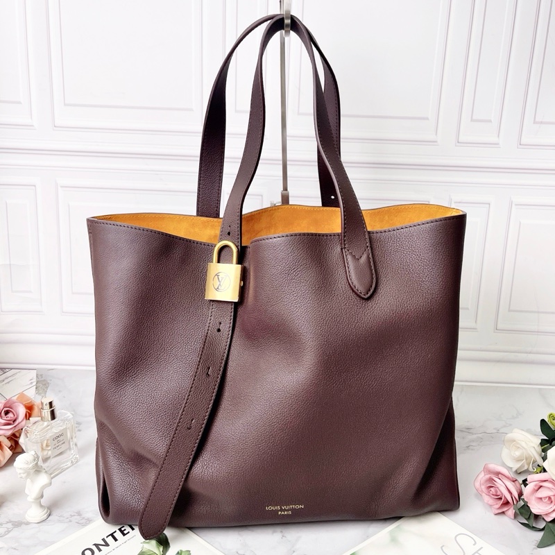 LV LOW KEY CABAS巧克力色小牛皮金色鎖頭手提肩背包14×30×14cm 全新閒置配件購證塵袋盒子-4