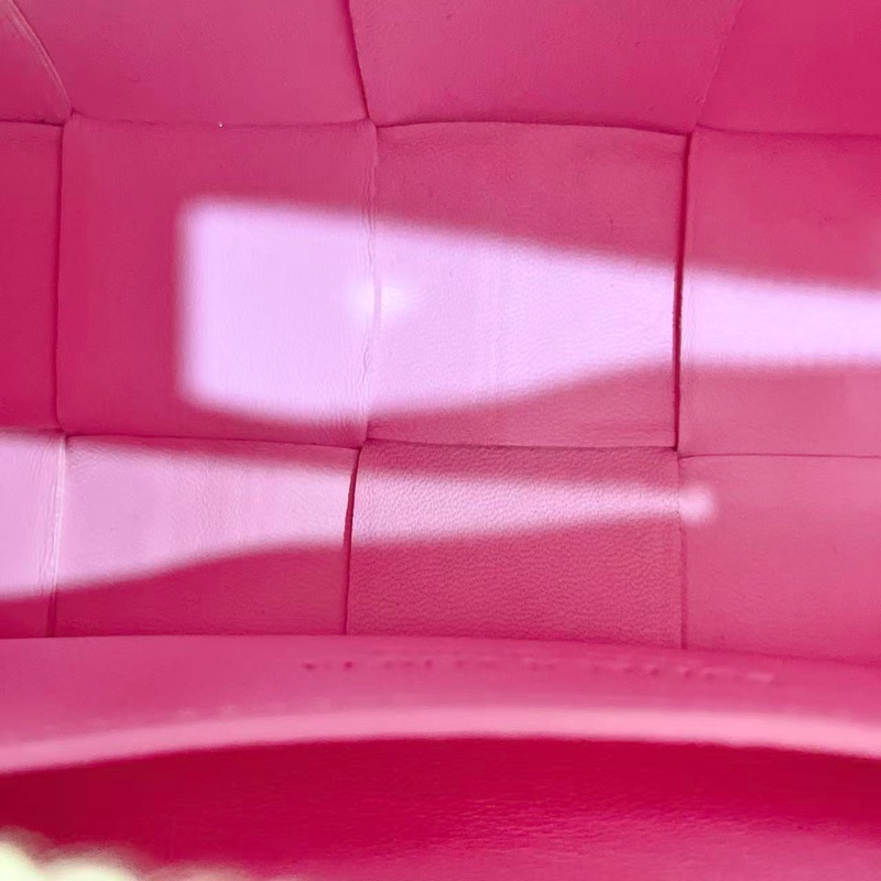 BV 限量櫻花粉色羊皮十格編織手提腋下包23.5×10×10 98新配件塵袋-2