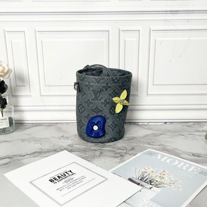 LV Chalk Pouch灰色黏土攀岩系列抽繩小水桶包 芯片款12*16 99新配件塵袋-3