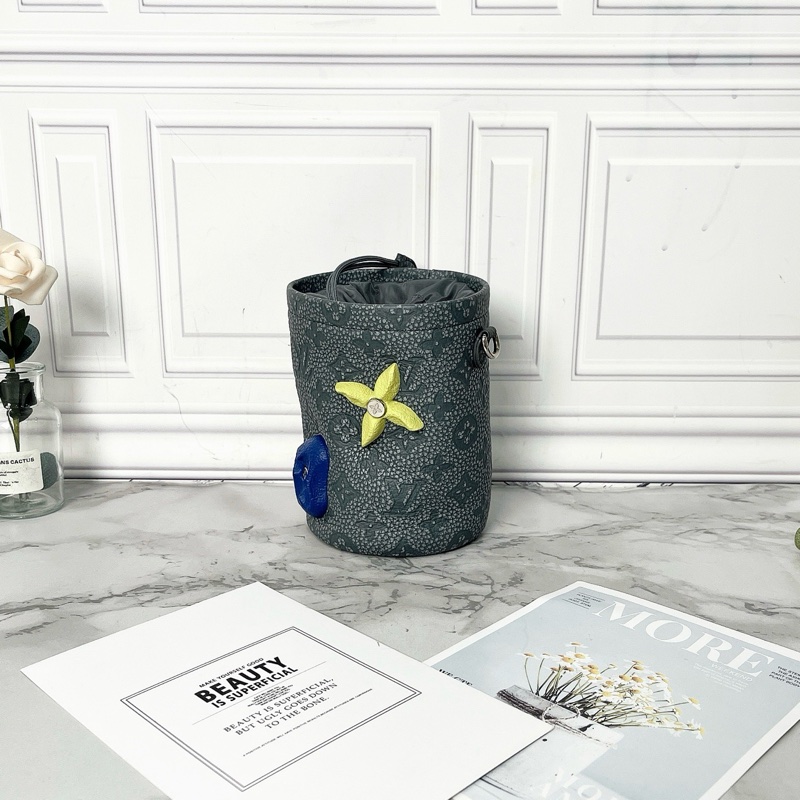 LV Chalk Pouch灰色黏土攀岩系列抽繩小水桶包 芯片款12*16 99新配件塵袋-5