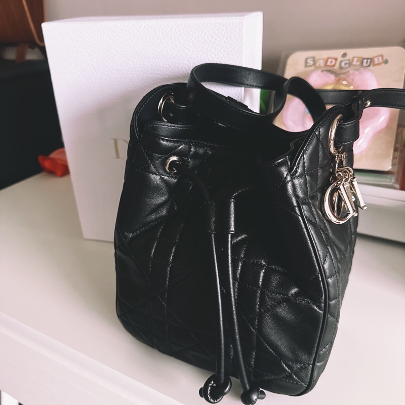 Dior斜背水桶包-6