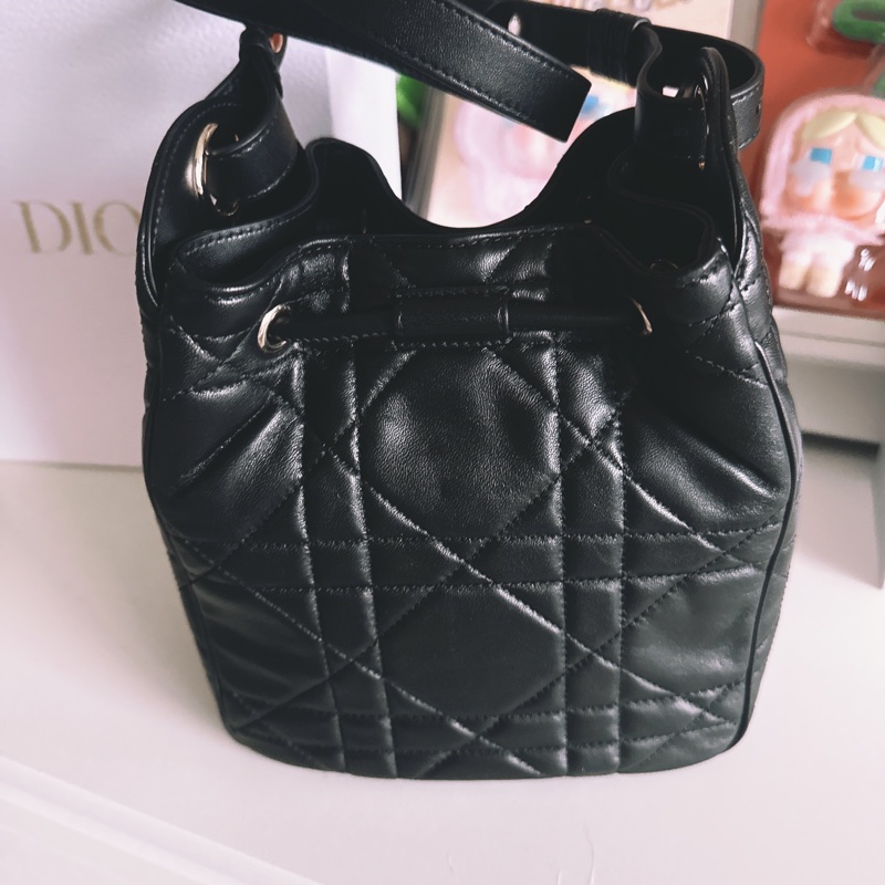 Dior斜背水桶包-7