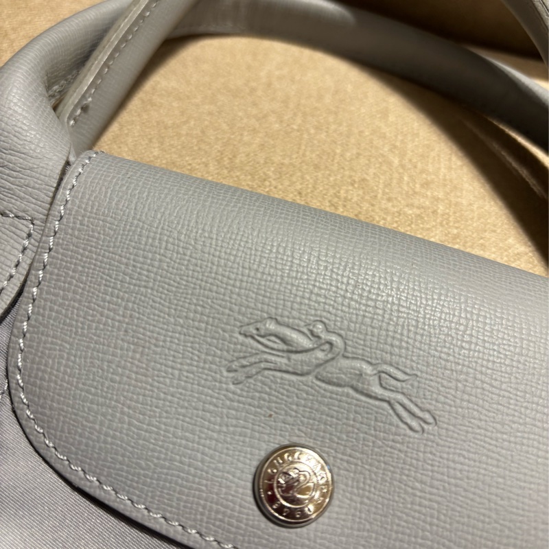 [二手] Longchamp Le Pliage Neo 銀灰色/可調節背帶斜背包/手提包 狀況良好🩶-12