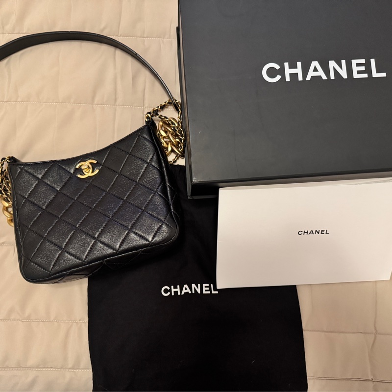 誠可議價CHANEL 22金扣字母 logo皮穿鏈HOBO黑色牛皮晶片開金扣肩背包-0