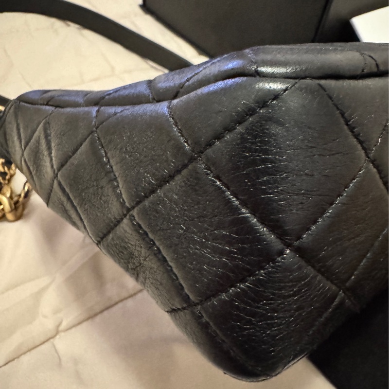 誠可議價CHANEL 22金扣字母 logo皮穿鏈HOBO黑色牛皮晶片開金扣肩背包-1