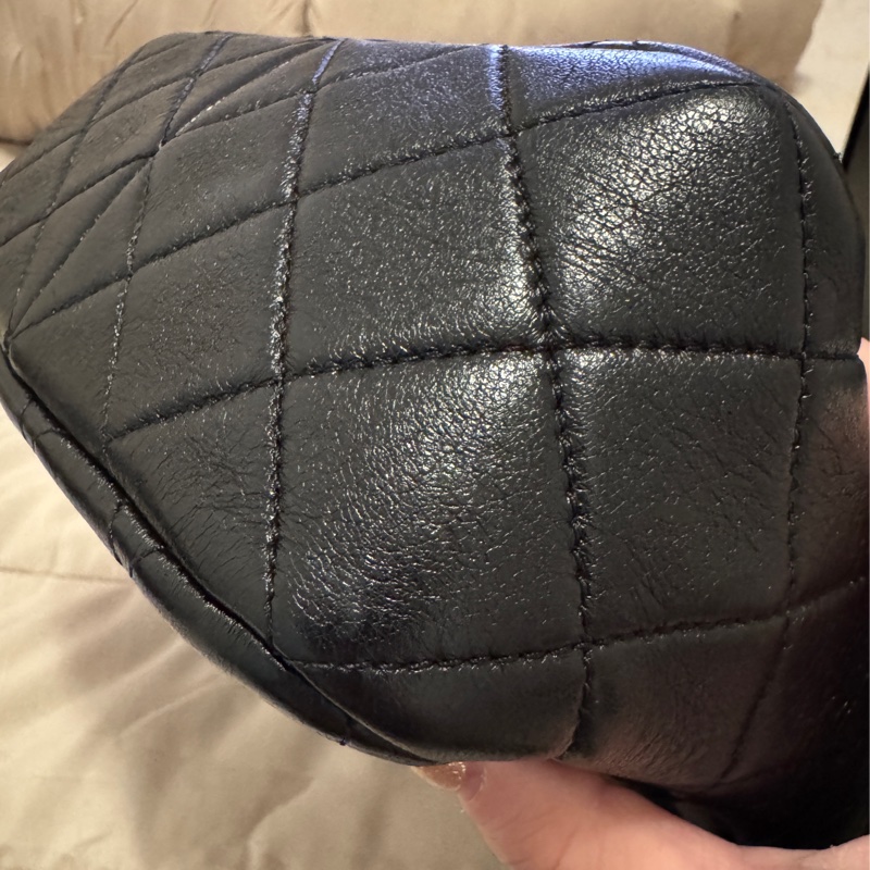 誠可議價CHANEL 22金扣字母 logo皮穿鏈HOBO黑色牛皮晶片開金扣肩背包-2