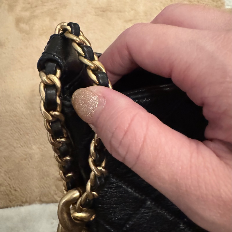 誠可議價CHANEL 22金扣字母 logo皮穿鏈HOBO黑色牛皮晶片開金扣肩背包-5
