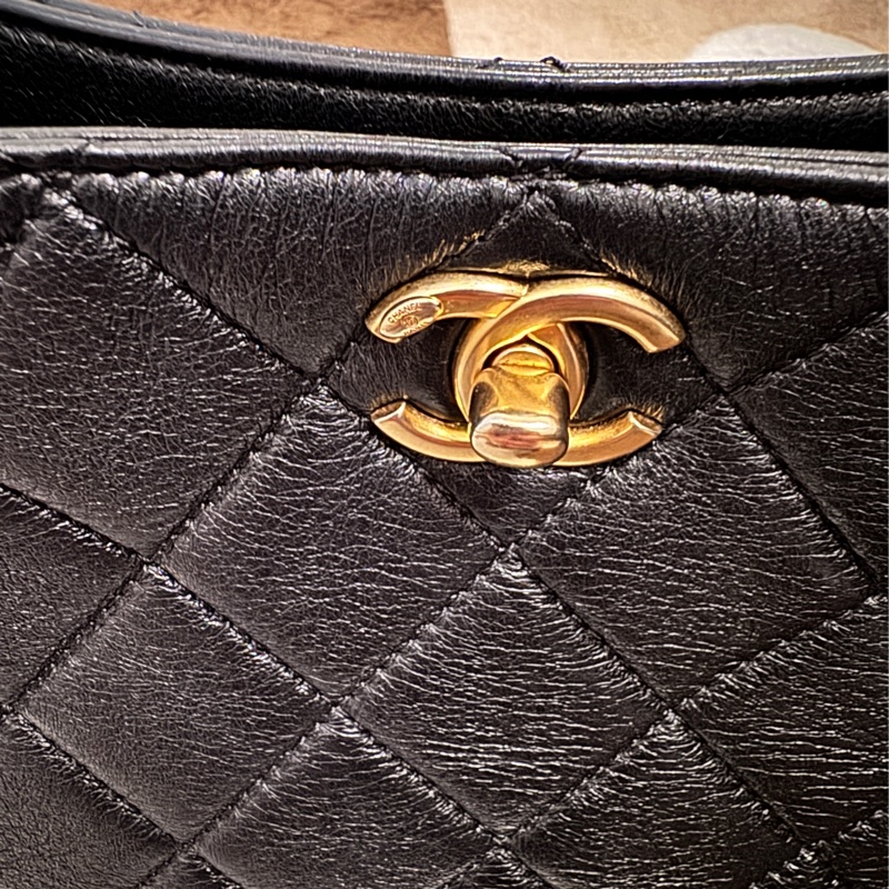 誠可議價CHANEL 22金扣字母 logo皮穿鏈HOBO黑色牛皮晶片開金扣肩背包-6