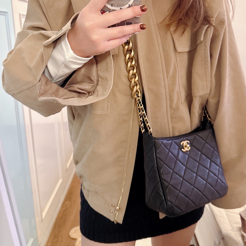 誠可議價CHANEL 22金扣字母 logo皮穿鏈HOBO黑色牛皮晶片開金扣肩背包-8