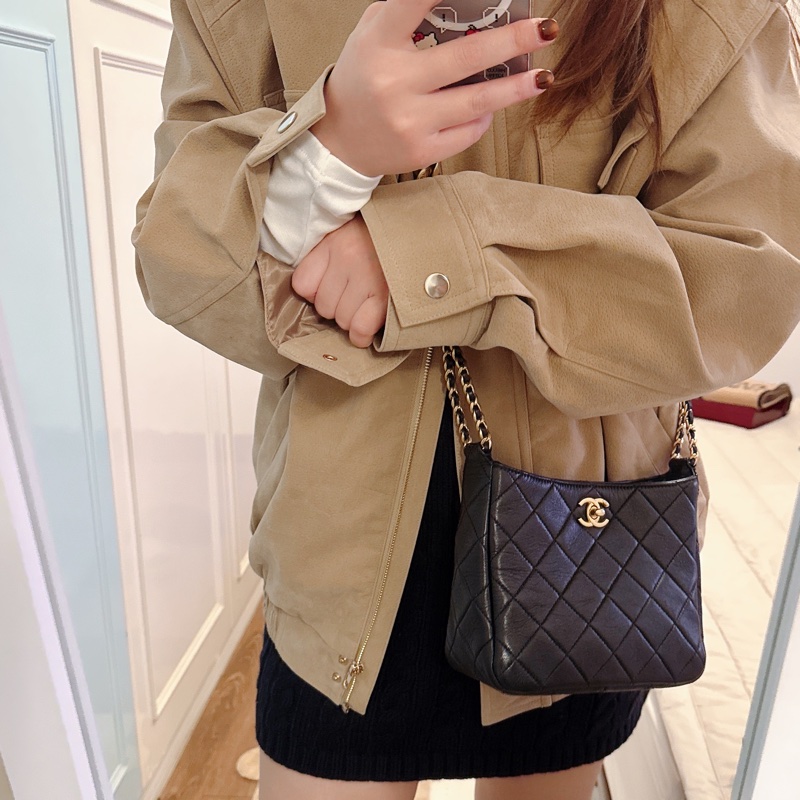 誠可議價CHANEL 22金扣字母 logo皮穿鏈HOBO黑色牛皮晶片開金扣肩背包-9