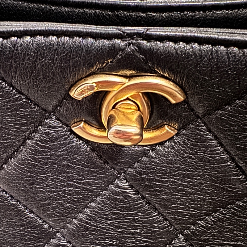 誠可議價CHANEL 22金扣字母 logo皮穿鏈HOBO黑色牛皮晶片開金扣肩背包-12