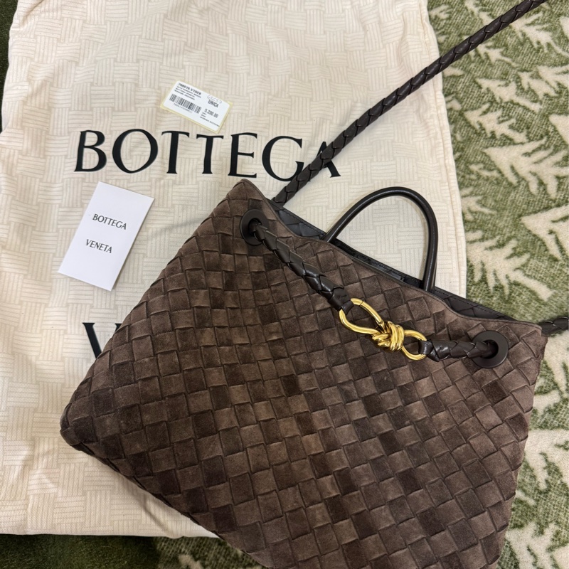 BV andiamo中號麂皮巧克力棕斜背單肩紐結包-0